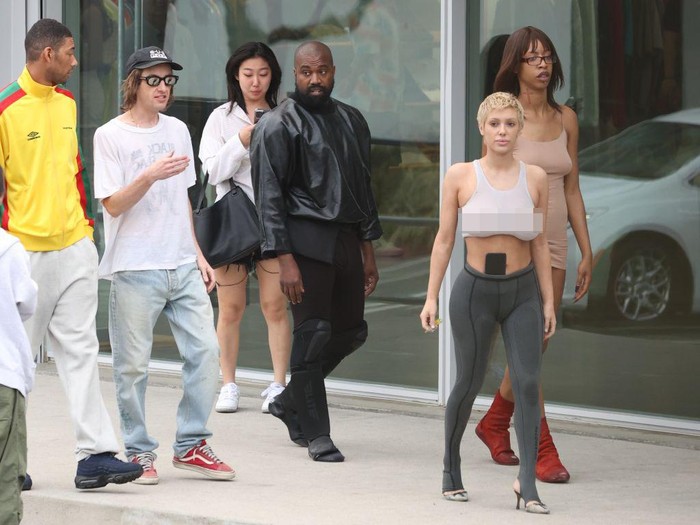 Mafia39 Slot Demo : Gaya Baru Berpakaian Kanye West: Telanjang Kaki dan Dandani Istri Pakai Baju Nude