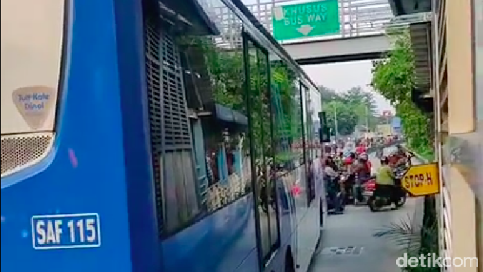 Mafia39 Slot Demo : Viral Sopir Angkot Ngotot Terobos Busway karena Jalanan Macet, Ini Kata TransJ